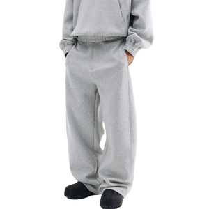 Pantalones de chándal de doble capa gris claro con logotipo personalizado 2025, estilo informal transpirable, pierna ancha acampanada, forro polar liso, pintado - Product Image 3