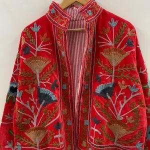 Chaqueta de terciopelo con bordado floral Suzani, abrigo estilo festival folclórico uzbeko con relleno de algodón para ropa exterior tipo bomber/duster a precio económico. - Product Image 3