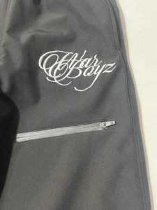 ชุดเซ็ตซอฟต์เชลล์ปักลายแบบกำหนดเอง ผ้าไนลอนโพลีเอสเตอร์ เสื้อแจ็คเก็ตกันลมแบบซิป มีฮู้ดสองชั้น และกางเกงขายาว - Product Image 2