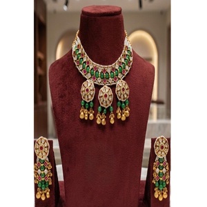 Ensemble collier et boucles d'oreilles Adoroble de qualité supérieure plaqué or, style Rajwadhi, avec moissanite, pour mariage, fiançailles et soirées - Product Image 1
