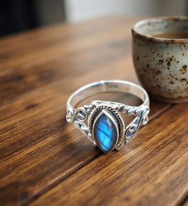 Anillo de Labradorita Azul Natural con Corte Marquesa, Plata de Ley 925, Bañado en Oro Rosa, Estilo Boho Inspirado en la Naturaleza - Product Image 1