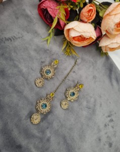 Ensemble de collier avec pierres précieuses rondes et en forme de poire, avec boucles d'oreilles et mangtika, bijoux de créateur, vêtements ethniques traditionnels, vente en gros - Product Image 6