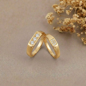 Anillos de Boda Clásicos para Pareja en Oro Amarillo de 18K con Diamantes de Corte Brillante Redondo en Engaste de Canal, Diseño Geométrico, Unisex - Product Image 1