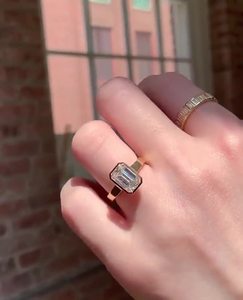 SATVIK RATNA Bague de Mariage Solitaire de Luxe en Or 14K avec Diamant de Laboratoire Certifié IGI Taille Émeraude 3 Carats et Bande Large Type Cigare - Product Image 3