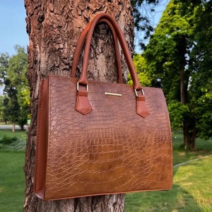 Sac fourre-tout en cuir vegan effet croco avec pochette offerte - Product Image 1