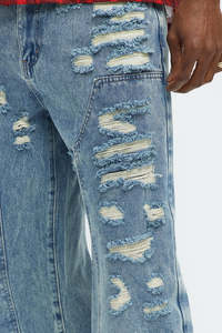 Jeans de hombre azul claro de pierna ancha con efecto desgastado, rotos y con parches deshilachados, corte relajado, estilo casual y moderno de mezclilla para streetwear. - Product Image 2