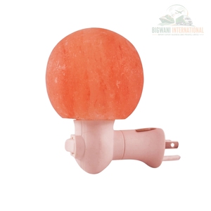 Lampe de nuit à brancher en forme de boule/globe de sel de roche de l'Himalaya, sculptée à la main, sphère ronde, décoration murale, lumière pour chambre et couloir - Product Image 1
