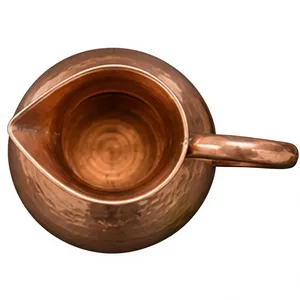 Carafe en cuivre lisse et uni, finition cuivre, style persan, avec fossettes texturées, authentique, fabriquée artisanallement, vaisselle de qualité. - Product Image 1