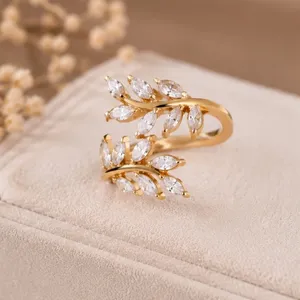 Anillo Elegante con Diseño de Rama de Hoja para Mujer, Chapado en Oro, Cristal, Ajustable, Abierto, Joyería de Diseño, Regalo - Product Image 3