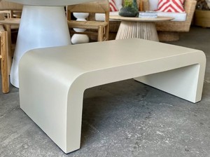 Table basse moderne en résine, design minimaliste, meuble de salon durable, couleur beige clair - Product Image 3