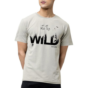 เสื้อยืดผ้าฝ้ายผู้ชายลีโอทูด ลายพิมพ์อินทูเดอะไวลด์ คอกลม แขนสั้น ทรงปกติ - Product Image 1