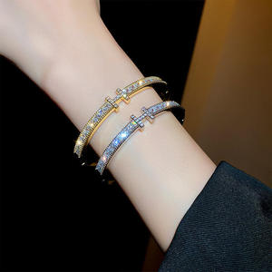 Bracelet de luxe en argent plaqué 925 avec moissanite, design croix serti en baguette, tendance, unisexe, idéal comme cadeau - Product Image 4