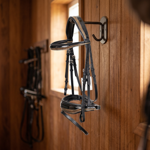 Accessoire de luxe fait main en cuir noir pour bride de cheval, avec nezier rembourré en cuir verni et garniture dorée scintillante, taille complète, emballage personnalisé, modèle - Product Image 3