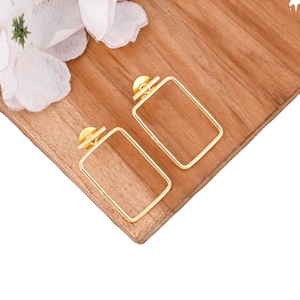 Pendientes de Botón Lisos de Latón Chapado en Oro de Alta Calidad, Pendientes de Botón de Latón Chapado en Oro de Diseño Hecho a Mano, Fabricante Mayorista - Product Image 1