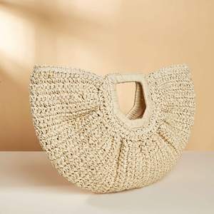 Transformez vos tenues élégantes avec ce sac en fil naturel stylé, au design artistique et à la forme incurvée, avec une poignée solide. - Product Image 3