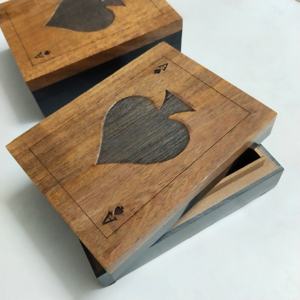 Boîte en résine noire faite à la main pour cartes à jouer Stockage et support uniques pour le jeu - Product Image 5