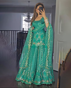 El mejor vestido de boda indio-pakistaní de diseñador, de seda, con bordado de tapeta, estilo lehenga choli, largo hasta el suelo, de ajuste holgado, con detalles en red. - Product Image 1