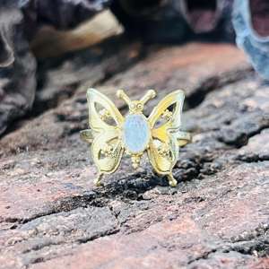 Anillo de mariposa con piedra lunar, anillo llamativo con diseño de insecto, anillo de latón dorado con temática natural, anillo inspirado en la naturaleza, venta al por mayor - Product Image 1