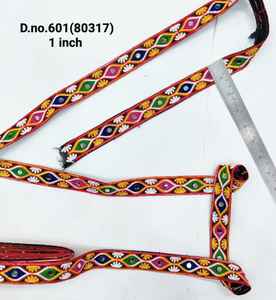 Nuestro encaje Navratri Gamthi presenta bordados vibrantes multicolor con un diseño tradicional gujarati. - Product Image 3