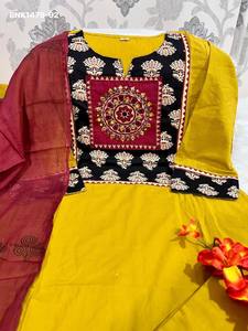 Proveedor de la India de conjuntos de Kurti-Pant y Mul Dupatta de algodón de primera calidad 60-60 con bordado en el puño y la parte trasera, corte recto. - Product Image 6