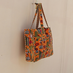 Sac fourre-tout orange matelassé en coton imprimé fait main, motif floral cactus, léger, pour le shopping et l'usage quotidien, avec longues poignées - Product Image 3