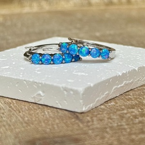 Pendientes de Aro de Ópalo Azul, Plata de Ley 925, Huggies, Joyería con Piedra de Nacimiento de Octubre, Regalo para Ella, Estilo Delicado - Product Image 2