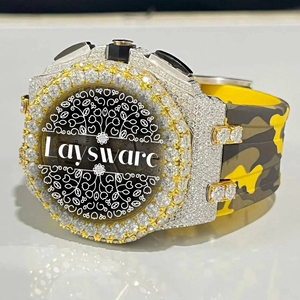 Montre de luxe en moissanite de qualité supérieure avec bracelet en silicone camouflage jaune, cadran pavé et style unisexe de créateur - Product Image 4