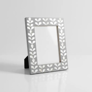 Marco de Fotos Artesanal Ecológico con Incrustaciones de Resina y Madera, Color Naranja y Blanco, Decoración Moderna para el Hogar, Arte de Pared, Regalo - Product Image 1