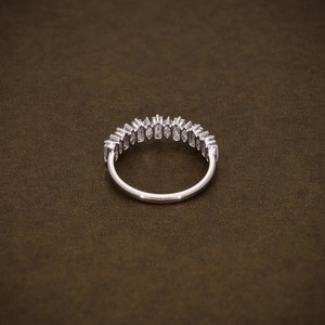 แหวนเพชรโมอิสซาไนต์ทรงบาแกตต์แบบฝังครึ่งวง ตัวเรือนเงินแท้ 925 สำหรับผู้หญิง ของขวัญแต่งงาน เครื่องประดับ - Product Image 5