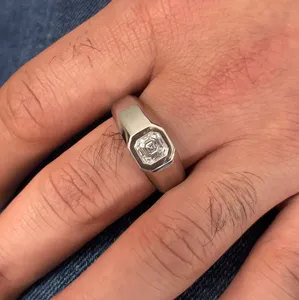 แหวนผู้ชายทรง Asscher Cut Diamond ทองคำขาวประดับเพชรแบบ Bezel Setting |   แหวนดีไซน์หรูหราทันสมัยสำหรับผู้ชาย สไตล์เครื่องประดับชั้นดี - Product Image 4