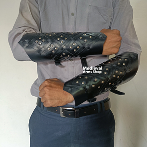สนับแขนหนังทำมือสไตล์ยุคกลาง สีดำ ปรับขนาดได้ สำหรับนักรบ เหมาะสำหรับการแสดงบทบาทสมมติ ฮาโลวีน - Product Image 2