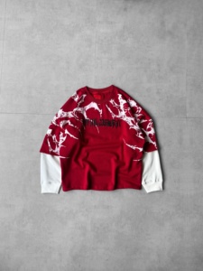 T-shirt à col rond à manches longues effet 2 pièces avec patch texturé 3D et graphique typographique sur la manche – Prix de gros - Product Image 1