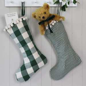 Chaussette de Noël classique en velours rouge avec bordure blanche et pompons, pour cheminée, sac cadeau de Noël pour la famille - Product Image 2