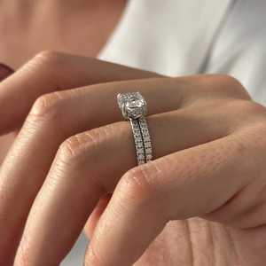 EAST WEST Ensemble de mariage avec diamant de laboratoire taille coussin allongé de 2 carats, pureté E VVS2, monture halo dissimulée, en or blanc 14k 18k, certifié IGI - Product Image 2