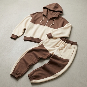 Ensemble de survêtement en molleton épais color block, sweat-shirt en coton à épaules tombantes et demi-zip, et pantalon large à rayures latérales - Product Image 4