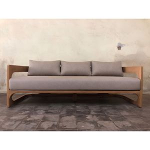 Sofá de Tres Plazas con Estructura de Madera de Teca con Acabado Natural Personalizado para Proyectos de Villas de Lujo, Hoteles y Compradores de Contratos en Resorts de Indonesia - Product Image 1