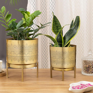 Macetas metálicas doradas Raaga con soporte, paquete de 2 macetas grandes y pequeñas para la sala de estar - Product Image 3