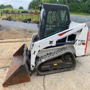 Chargeuse compacte Bobcat T450 de haute qualité, avec chenilles robustes et système hydraulique efficace, idéale pour les travaux agricoles et d'aménagement paysager. - Product Image 2