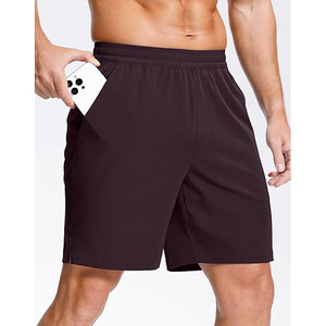 Pantalones cortos deportivos para hombre con franjas reflectantes en las aberturas de las piernas para seguridad nocturna, bolsillo oculto con cremallera en la cintura y ajuste atlético. - Product Image 3
