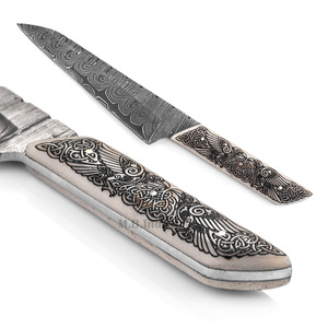 Cuchillo de Caza de Hoja Fija de Acero de Damasco Personalizado - 19 cm de Largo - Grado Industrial - Mango de Hueso de Camello con Grabado Láser - Huginn y Muninn - Product Image 4