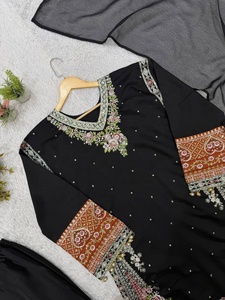 Robe Anarkali noire en soie brodée pour femmes, pour mariage et soirées, collection Eid - Product Image 5