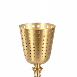 Brûleur d'encens doré élégant et perforé, avec bol en forme de calice, tige ornée et support de base circulaire en acrylique transparent pour les parfums - Product Image 2