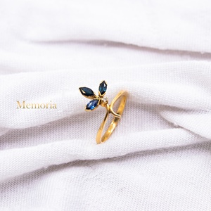 Bague florale en or jaune massif 18 carats avec saphir bleu naturel et diamants, style bypass, collection Memoria Jewels, vente en gros - Product Image 2