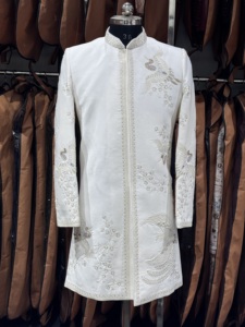 Blouse ethnique blanche brodée pour femmes, tenue de mariage traditionnelle indienne et pakistanaise, coupe classique, toutes saisons, en soie Sigma Sun - Product Image 1