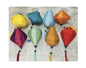 Linterna tradicional de bambú y seda, hecha a mano, decorativa, ligera, duradera, perfecta para fiestas y eventos, importada. - Product Image 1