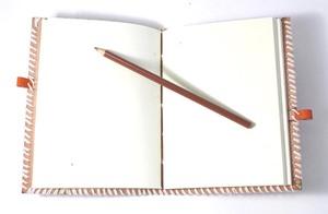 Carnet en cuir fait main de luxe en coton recyclé avec pochette à crayons cousue main et allumettes, idéal pour la promotion en gros - Product Image 4