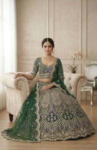 ชุดเลเฮนกาโชลีสีเขียวเข้มหรูหราปักลายหนัก พร้อมผ้าคลุมไหล่เน็ต – ชุดเจ้าสาวและชุดงานเทศกาลสำหรับผู้หญิง ออกแบบโดยดีไซเนอร์ - Product Image 3