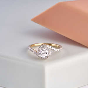 Anillo de Compromiso Halo de Oro Amarillo Sólido de 18K Purecarat, Certificado IGI, con Diamantes Redondos - Product Image 4