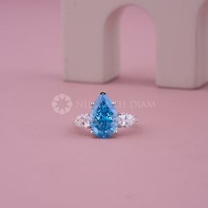Anillo de oro blanco de diseño moderno con diamante de corte pera creado en laboratorio, certificado por IGI con claridad VVS para mujeres, procedente de la India. - Product Image 1