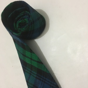 Corbata de tartán negro, a menudo hecha de poliéster, lana o poliviscosa, con los tradicionales colores verde oscuro y azul marino. - Product Image 6